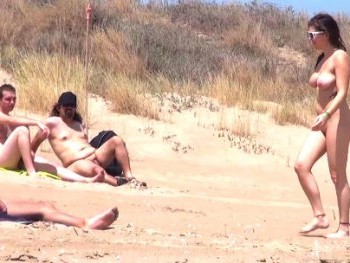 Me follo un voyeur en una playa nudista llena de mirones: ¿os gustaría saber a que playa vamos?